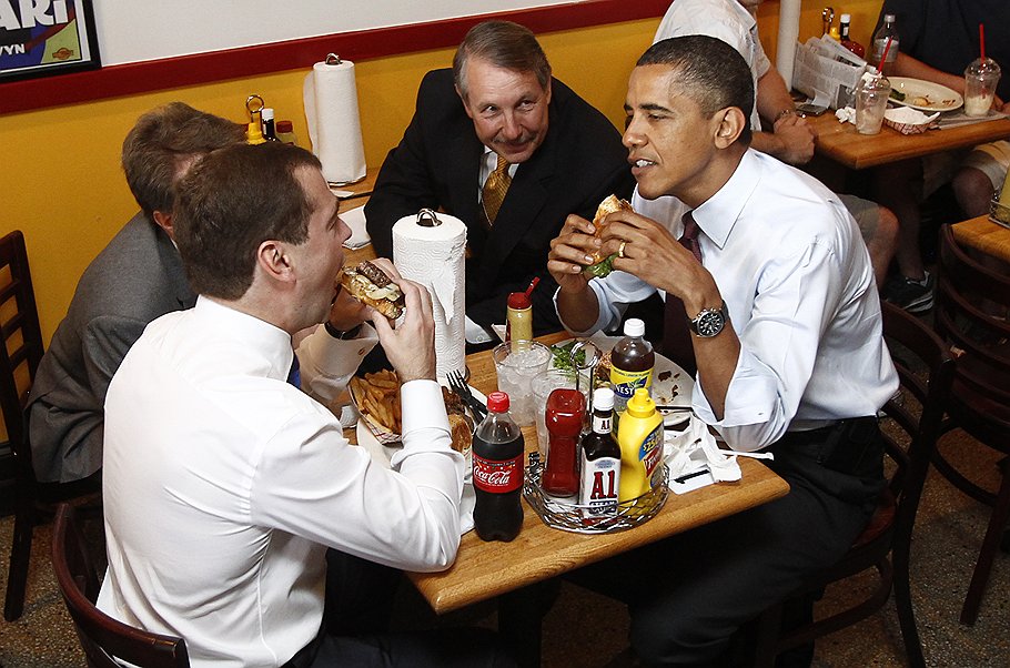 Бывший президент России Дмитрий Медведев (слева) и президент США Барак Обама обедают в ресторане в американском городе Арлингтоне 24 июня 2010 года.