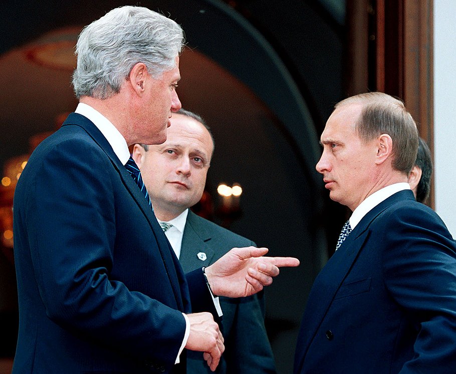 Президент РФ Владимир Путин (справа) и бывший президент США Билл Клинтон (слева) на встрече в Кремле 5 июня 2000 года.
