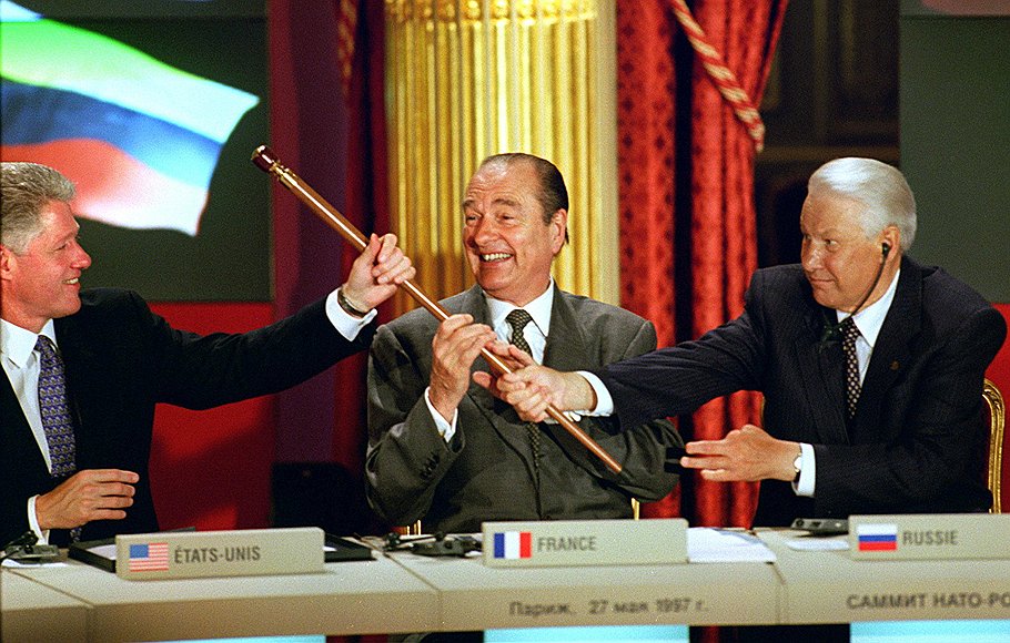 Первый президент РФ Борис Ельцин (справа), бывший президент Франции Жак Ширак (в центре) и бывший президент США Билл Клинтон (слева) на церемонии подписания основополагающего акта &quot;Россия-НАТО&quot; 27 мая 1997 года.