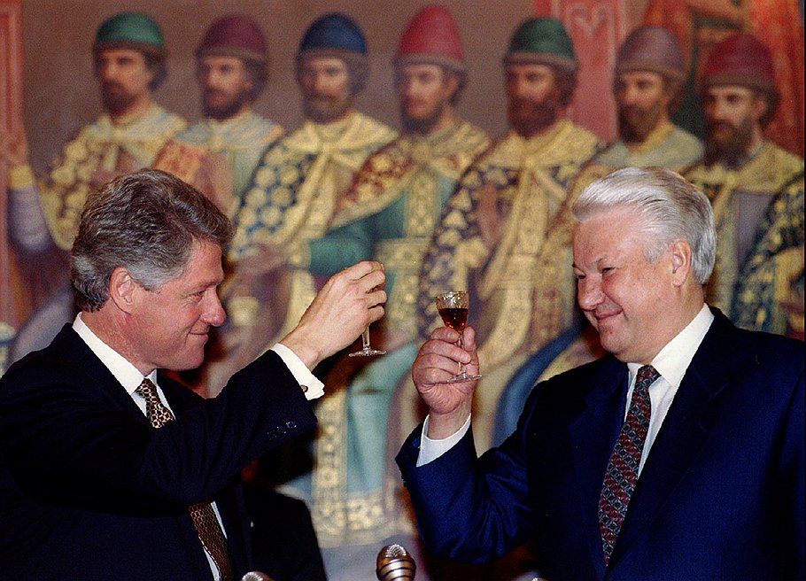 Первый президент РФ Борис Ельцин (справа) и бывший президент США Билл Клинтон в Кремле 14 января 1994 года.