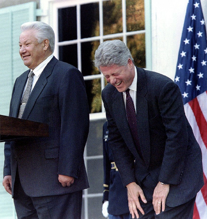 Первый президент РФ Борис Ельцин (слева) и бывший президент США Билл Клинтон на пресс-конференции после переговоров в бывшем поместье Рузвельта в Гайд-парке (Нью-Йорк) 23 октября 1995 года.