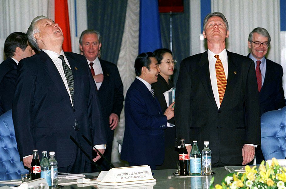 Первый президент РФ Борис Ельцин (слева) и бывший президент США Билл Клинтон (справа) в Екатерининском зале Кремля 20 апреля 1996 года. Другие лидеры (слева направо): бывший президент комиссии Евросоюза Жак Сантер, бывший премьер-министр Японии Рютаро Хасимото, премьер-министр Великобритании Джон Мейджор.