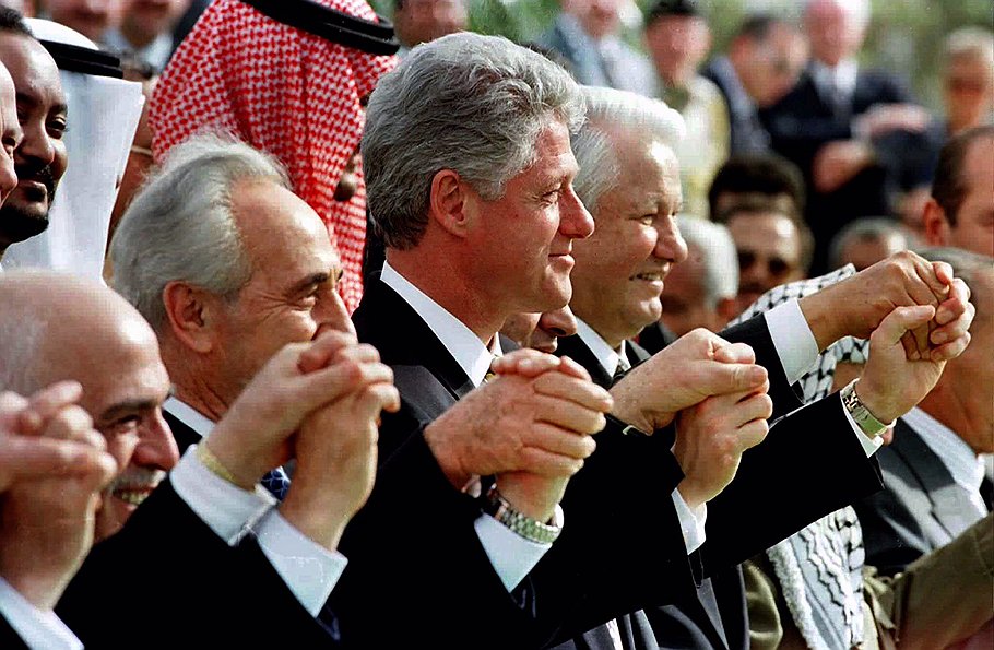 Первый президент РФ Борис Ельцин, бывший президент США Билл Клинтон (в центре), премьер-министр Израиля Шимон Перес и бывший король Иордании Хусейн (слева) на закрытии &quot;Саммита миротворцев&quot; 13 марта 1996 года.