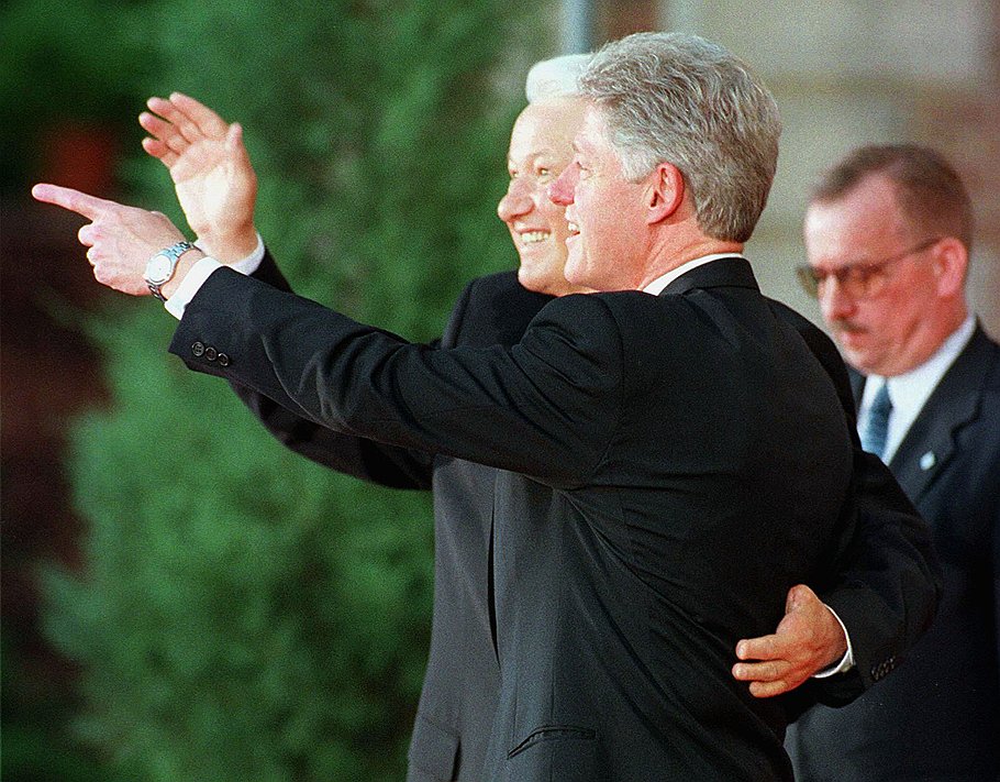Первый президент РФ Борис Ельцин и бывший президент США Билл Клинтон на саммите &quot;восьмерки&quot; в Денвере 20 июня 1997 года.