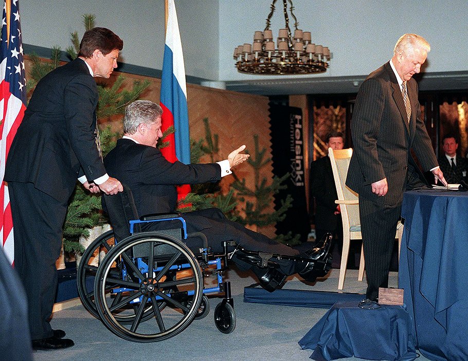 Первый президент РФ Борис Ельцин (справа) и бывший президент США Билл Клинтон(слева) на пресс-конференции по итогам Хельсинкского саммита 21 марта 1997 года.