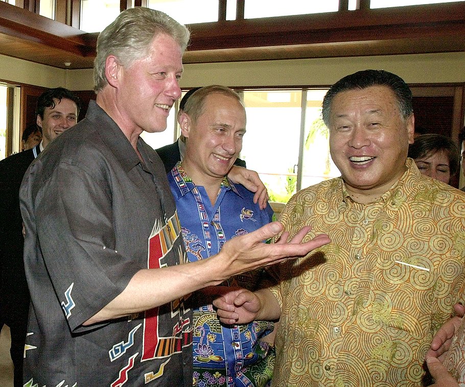 Слева направо: бывший президент США Билл Клинтон, президент РФ Владимир Путин и экс-премьер Японии Йосиро Мори на саммите G8 в японском городе Наго 22 июля 2000 года.