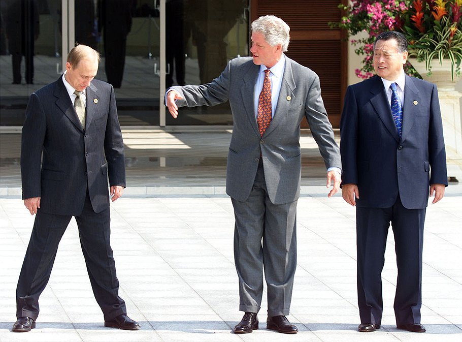 Президент РФ Владимир Путин (слева), бывший президент США Билл Клинтон (в центре) и бывший премьер-министр Японии Иосиро Мори на саммите G8 в японском городе Наго 22 июля 2000 года.