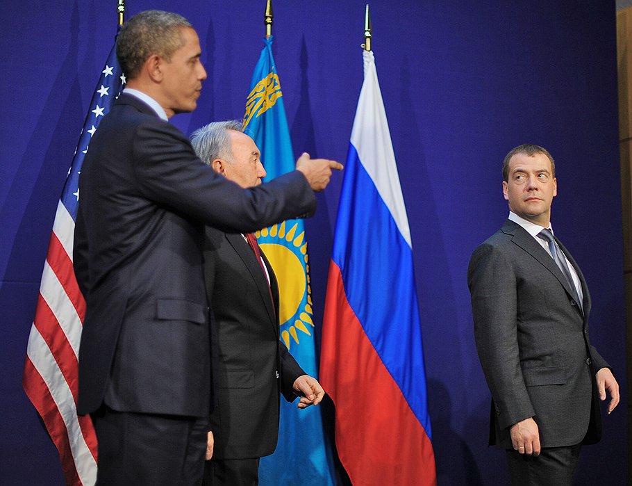 Слева направо: президент США Барак Обама, президент Казахстана Нурсултан Назарбаев и бывший президент России Дмитрий Медведев во время встречи на саммите по ядерной безопасности 27 марта 2012 года.