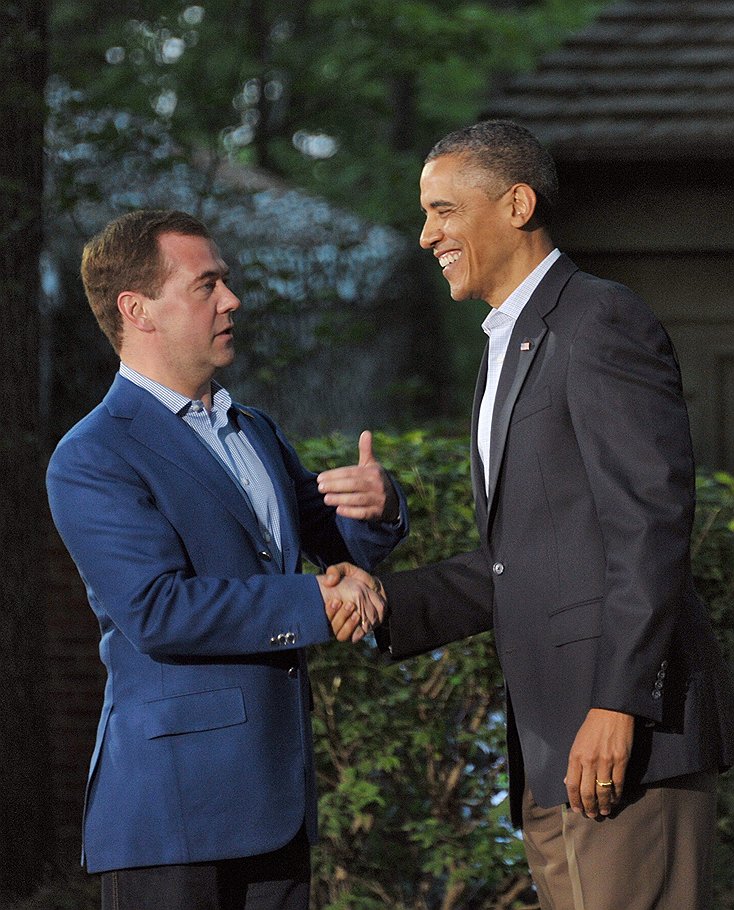 Председатель правительства России Дмитрий Медведев (слева) и президент США Барак Обама перед началом заседания глав государств и правительств G8 в загородной резиденции американского лидера Кэмп-Дэвиде 19 мая 2012 года.