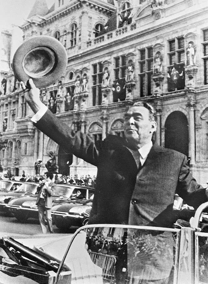Леонид Брежнев отвечает на приветствия парижан, собравшихся у здания ратуши.