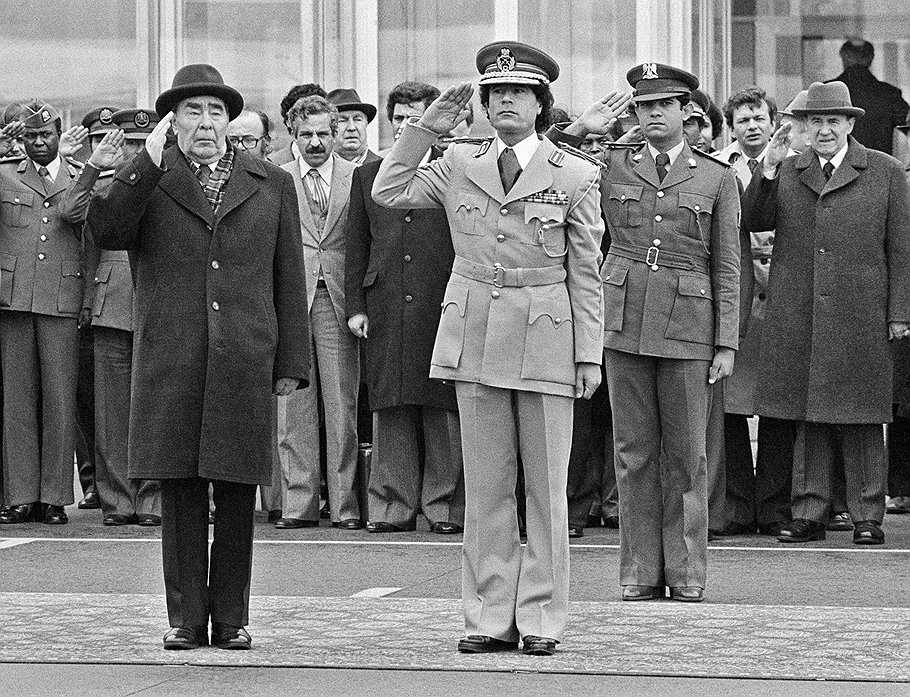 Генеральный секретарь ЦК КПСС Леонид Брежнев и руководитель Социалистической Народной Ливийской Арабской Джамахирии Муамар Каддафи во время встречи на Внуковском аэродроме.