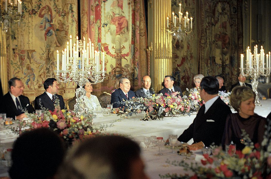 Генеральный секретарь ЦК КПСС Леонид Брежнев и президент Франции Жискар Д`Эстен во время приема в Елисейском дворце.