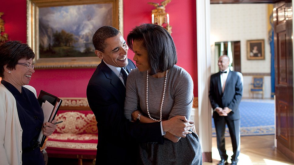 Говоря о своем браке, Мишель Обама заявила: «Смех — цемент нашего брака. Спустя все эти годы мы все еще можем подшучивать друг над другом»