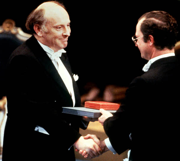 В 1987 году Иосиф Бродский стал лауреатом Нобелевской премии по литературе, которая была присуждена ему «за всеобъемлющее творчество, проникнутое ясностью мысли и поэтической интенсивностью»
&lt;br>На фото: король Швеции Карл XVI Густав (справа) вручает Бродскому Нобелевскую премию