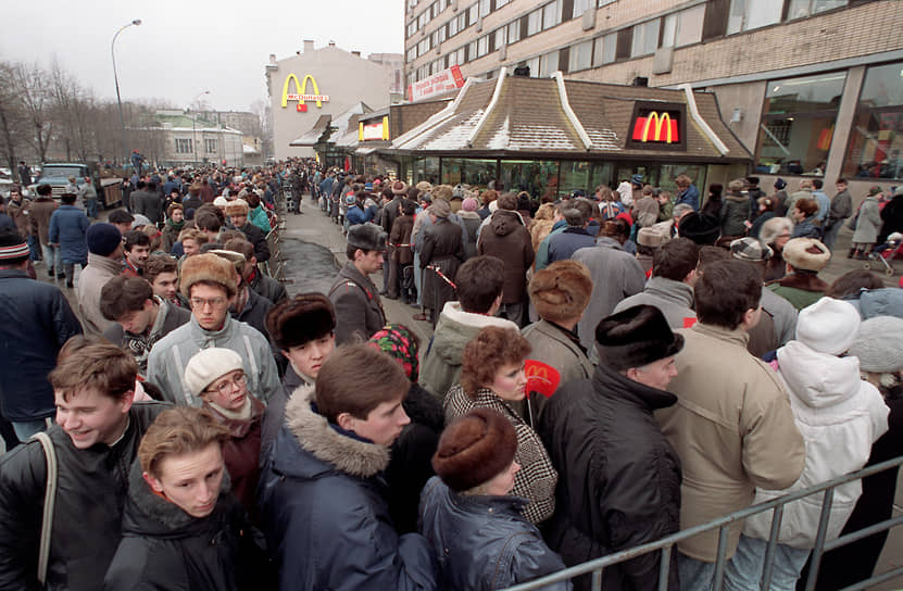 Канадское подразделение McDonald&#39;s получило разрешение у КПСС на открытие кафе в СССР в 1988 году 