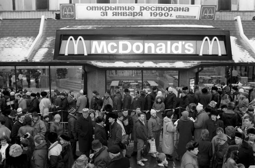 31 января 1990 года в Москве открылся первый McDonald’s. Событие вызвало небывалый ажиотаж среди горожан — попробовать запретную до сих пор американскую еду пришли 30 тыс. человек 