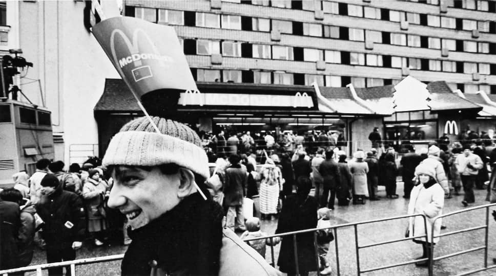 Вскоре после открытия ресторана McDonald''s в стране появились предприятия по выпуску булочек для гамбургеров, мяса, яблочных пирожков и других продуктов для производства. Выращиваемый в России картофель оказался не подходящим под стандарты американской сети. Тогда страну привезли специалистов и необходимые клубни картофеля для посадки