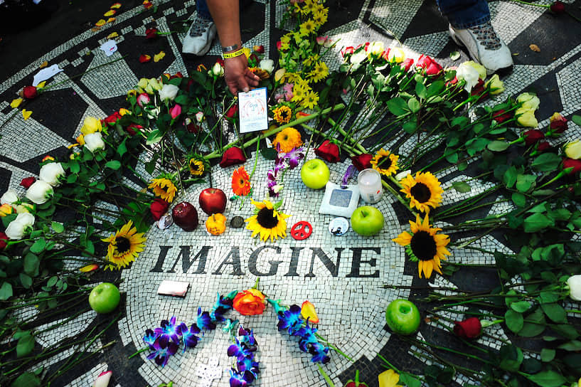 «Земляничные поля» — мемориал, посвященный Джону Леннону в Центральном парке Нью-Йорка. Цветы туда приносят до сих пор
