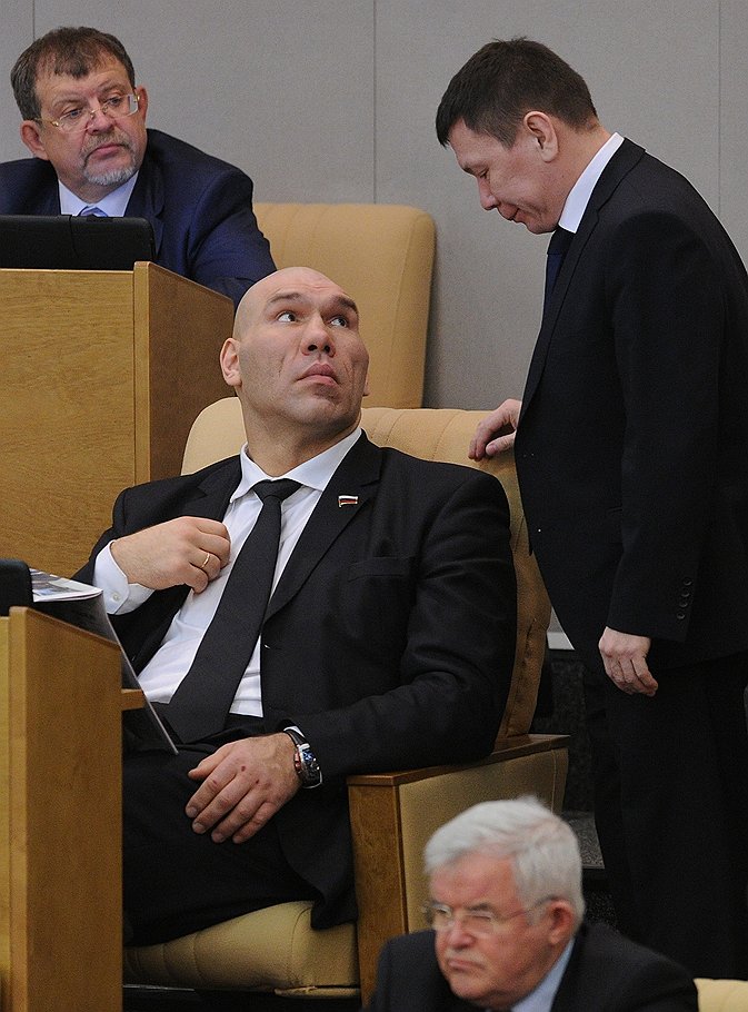 Член комитета Государственной думы (ГД) России по физической культуре, спорту и делам молодежи Николай Валуев (в центре)