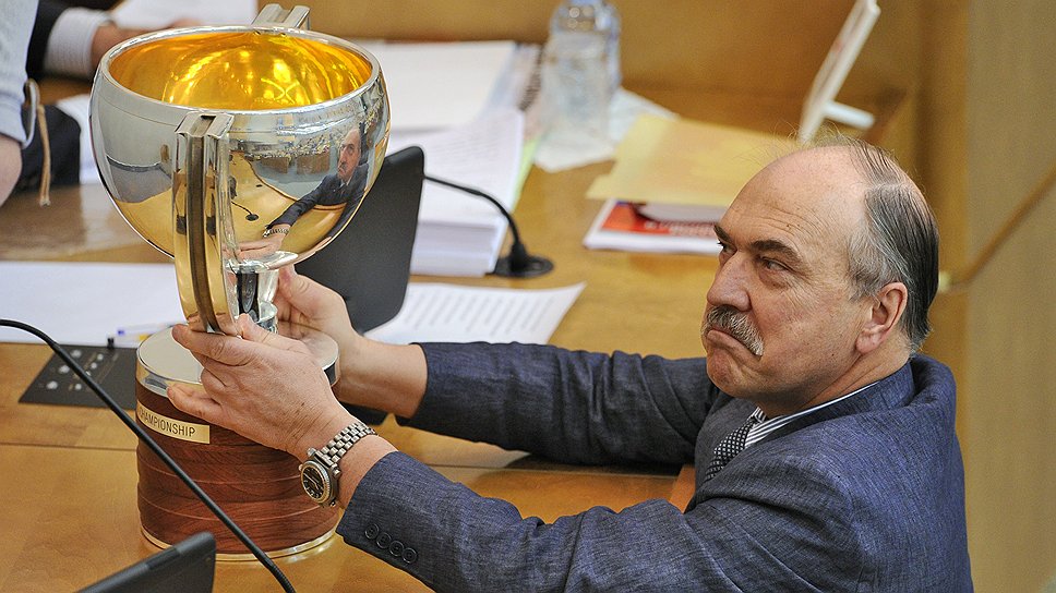  Владимир Пехтин с Кубком чемпионата мира по хоккею