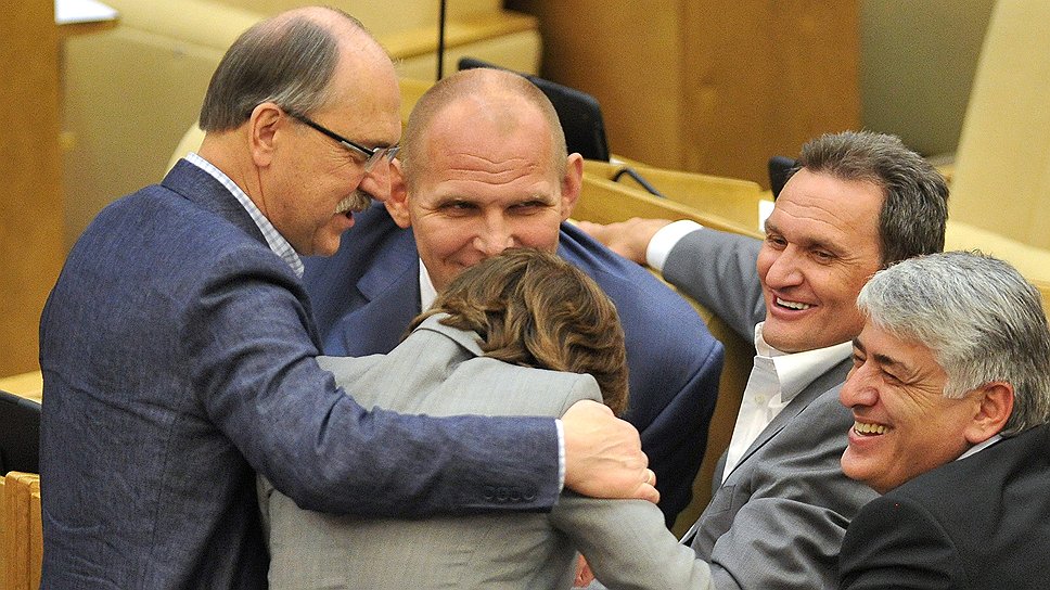 Слева направо:  Владимир Пехтин, член комитета ГД по международным делам Александр Карелин, член комитета ГД по делам Содружества Независимых Государств и связям с соотечественниками Ирина Роднина, член комитета ГД по безопасности и противодействию коррупции Александр Шишкин и член комитета ГД по гражданскому, уголовному, арбитражному и процессуальному законодательству Отари Аршба