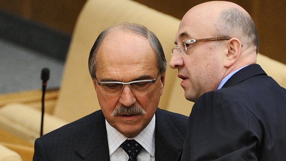 Владимир Пехтин (слева) и председатель комитета ГД России по конституционному законодательству и государственному строительству Владимир Плигин (справа)