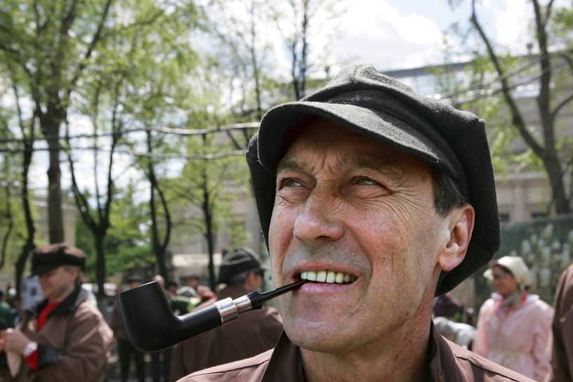 «В потоке чудовищно-черного кино захотелось вдруг снять какую-то добрую, светлую историю, захотелось какой-то сказки и доброты. Хотя я исповедую и люблю другое кино» В 2000 году Олег Янковский выступил в качестве режиссера, сняв картину «Приходи на меня посмотреть». Спустя год критики высоко оценили работу Янковского в театре, в спектакле «Шут Балакирев» по последней пьесе Григория Горина. За эту работу актер был удостоен Государственной премии РФ, театральной премии имени К. С. Станиславского, премии «Кумир» и был номинирован на театральную премию «Золотая маска» На фото Олег Янковский во время Субботника, прошедшего в рамках фестиваля «Черешневый лес»