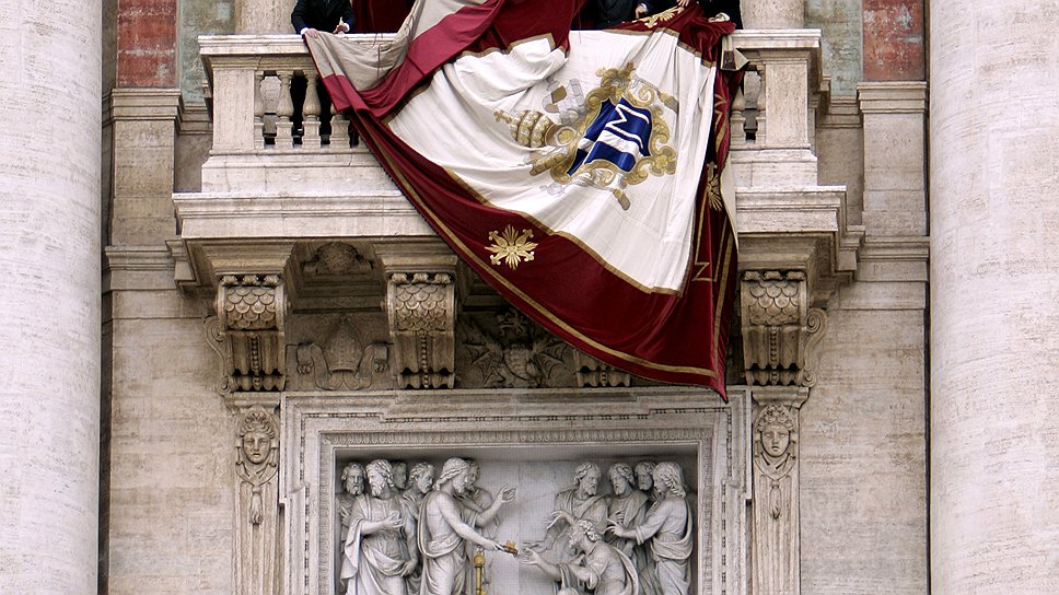 Рабочие украшают балкон перед появлением избранного Папы Римского 