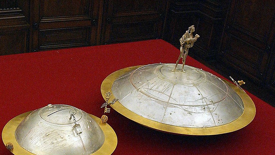 Урны для голосования, которые были использованы кардиналами во время конклава в Сикстинской капелле 