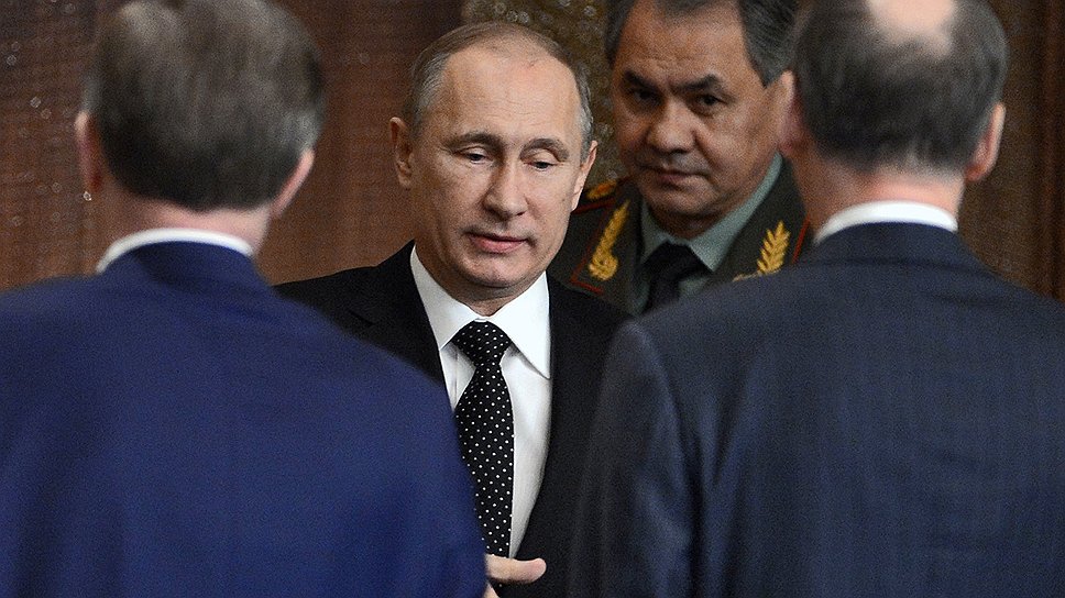Владимир Путин (второй слева) и Сергей Шойгу (второй справа)