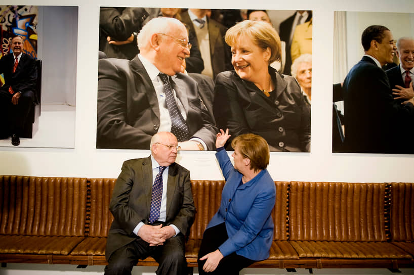 «Когда меня спрашивают: кто главный герой в деле объединения Германии, я отвечаю, не колеблясь: русские и немцы. Без того, что произошло в их отношениях за послевоенные годы, выход на новую политику был бы просто невозможен»&lt;br> На фото: с немецким канцлером Ангелой Меркель в 2011 году
