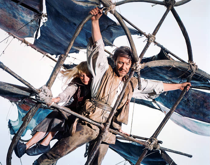 На роль Орландо в фильме «Сказка странствий» (1982) режиссер Александр Митта рассматривал двух претендентов: Андрея Миронова и Леонида Филатова, с которым ранее работал на картине «Экипаж». Миронов очень хотел получить эту роль. Он пригласил Митту домой, читал ему сценарий, импровизировал, пел и, по словам режиссера, не оставил ему ни одного шанса: актер был утвержден на роль  На фото: Татьяна Аксюта и Андрей Миронов на съемках «Сказки странствий» 