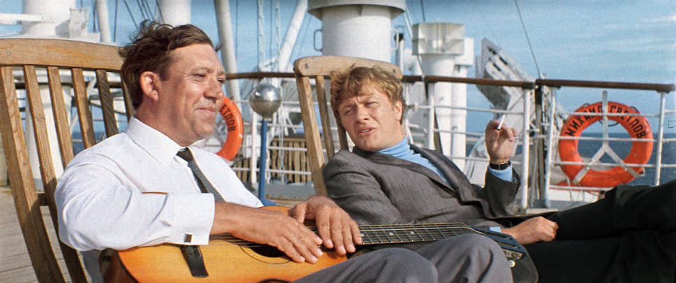 В комедии Леонида Гайдая «Бриллиантовая рука» (1968) Андрей Миронов впервые спел на экране — это была композиция «Остров невезения», ставшая после выхода фильма невероятно популярной. Актер добавил джазовую импровизацию в исполнение, а также придумал танцевальный номер. Худсовет настоятельно просил Гайдая убрать этот эпизод из картины, но режиссер отстоял его  На фото: Юрий Никулин и Андрей Миронов на съемках фильма «Бриллиантовая рука» 