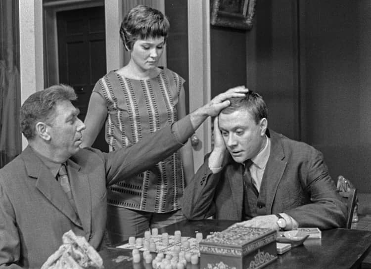 Фильм «Берегись автомобиля» (1965) стал первым в сотрудничестве Эльдара Рязанова и Андрея Миронова. По воспоминаниям режиссера, они быстро подружились с Мироновым: он был очень трудолюбив и дисциплинирован на площадке, способен к импровизации и при этом лишен звездных амбиций. Также на этой картине сложился еще один важный для актера дуэт — с Анатолием Папановым. Впоследствии вместе они снимались в фильмах Леонида Гайдая и Марка Захарова  На фото слева направо: Анатолий Папанов, Татьяна Гаврилова и Андрей Миронов на съемках фильма «Берегись автомобиля» 