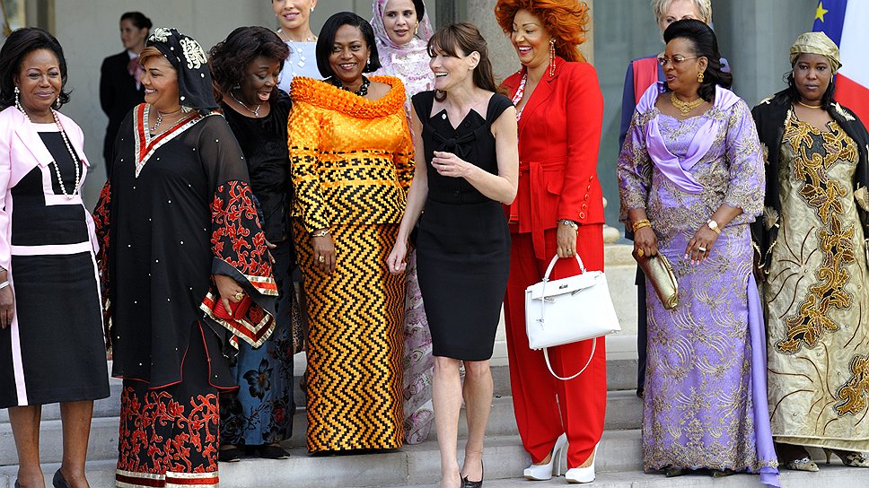 Первые леди Нигерии, бывших французских колоний &amp;#8213; Конго, Камеруна, Мали, Буркина-Фасо, Мадагаскара, Центрально-Африканской Республики, Бенина, Нигера, Мавритании и Габона &amp;#8213; и бывшая первая леди Франции Карла Бруни на саммите первых леди Африки