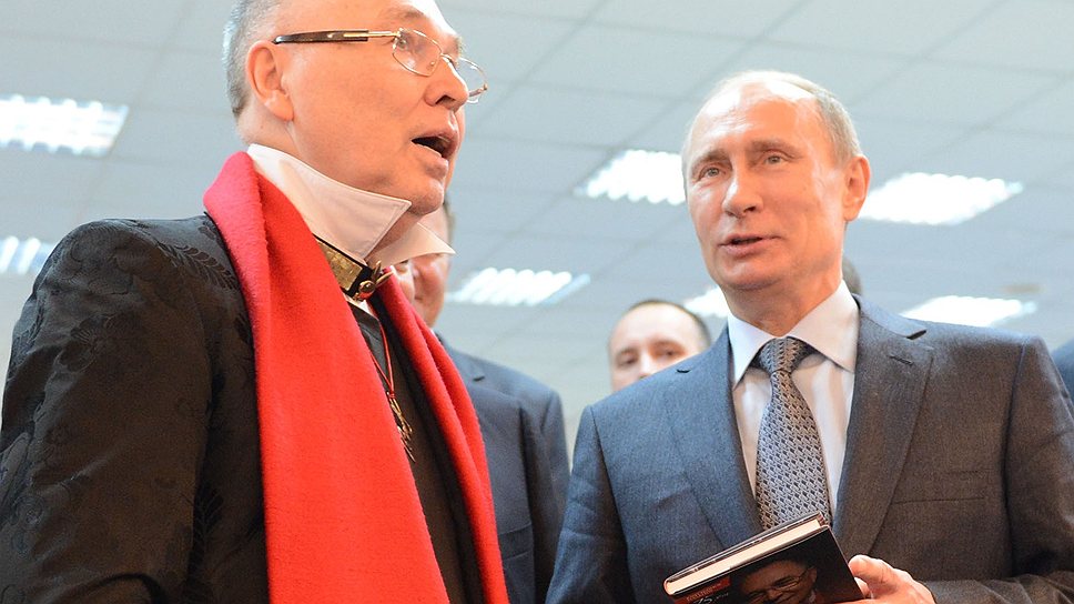 Владимир Путин и модельер Вячеслав Зайцев (слева)