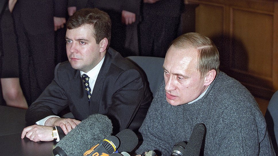 Владимир Путин и Дмитрий Медведев на пресс-конференции после президентских выборов. 2000 год