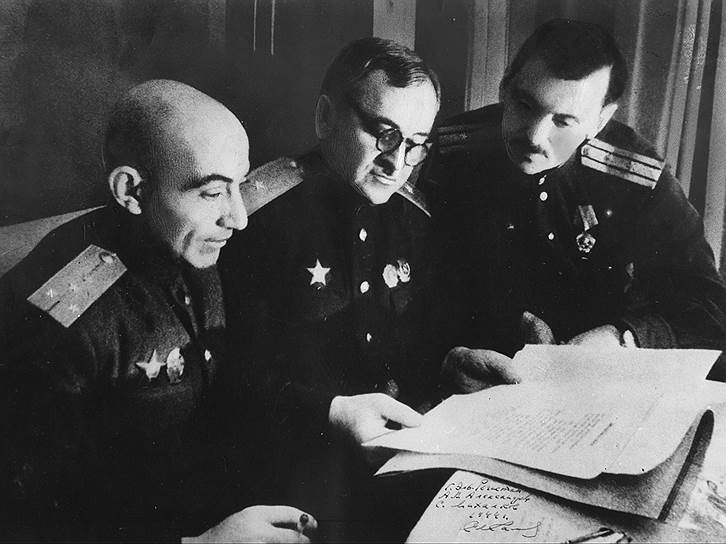 Авторы гимна Советского Союза. Слева направо: советский журналист, писатель Габриэль Эль-Регистан, советский композитор, хоровой дирижер, народный артист СССР Александр Александров и писатель Сергей Михалков 