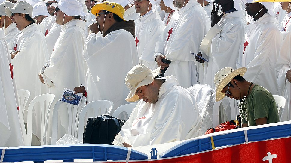Священники во время мессы Папы Римского Бенедикта XVI в честь празднования Международного дня молодежи в Мадриде (Испания), август 2011 года