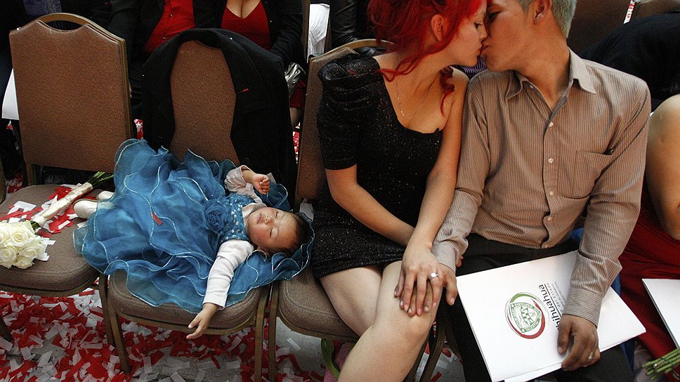 Молодожены с ребенком во время свадьбы в Сьюдад-Хуарес (Мексика), февраль 2013 года