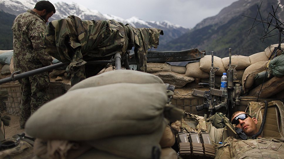 Американский солдат на боевой позиции в Афганистане, июнь 2012 года