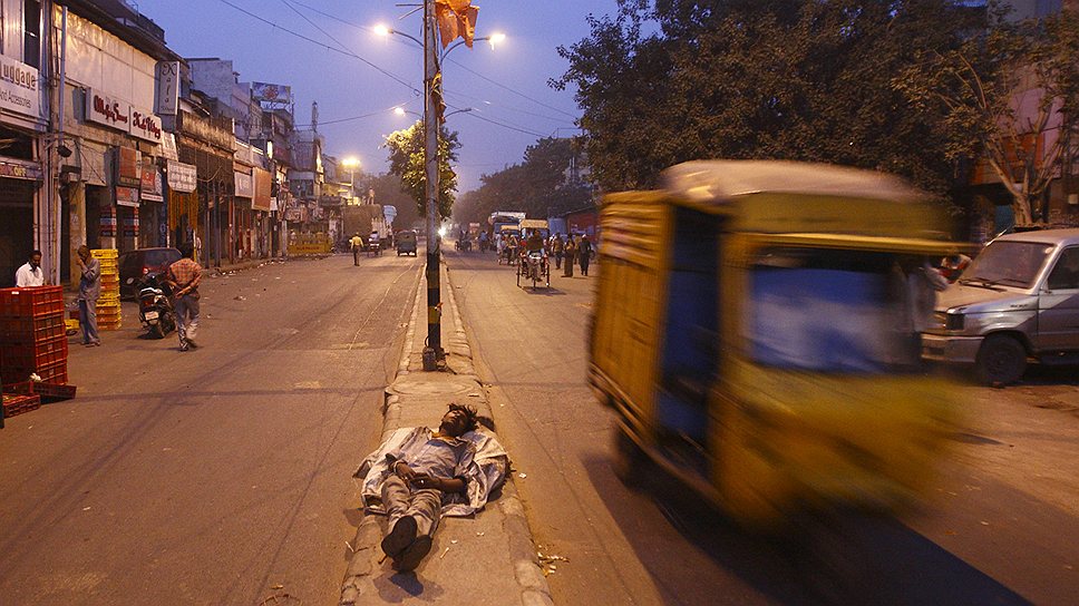 Мужчина на разделительной полосе в Дели (Индия), октябрь 2012 года