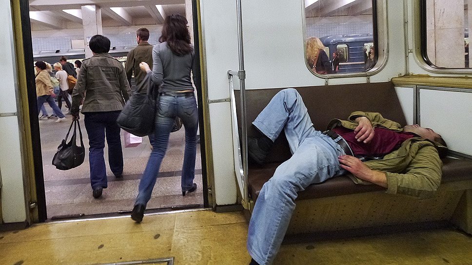 Пассажир в вагоне московского метро, сентябрь 2012 года