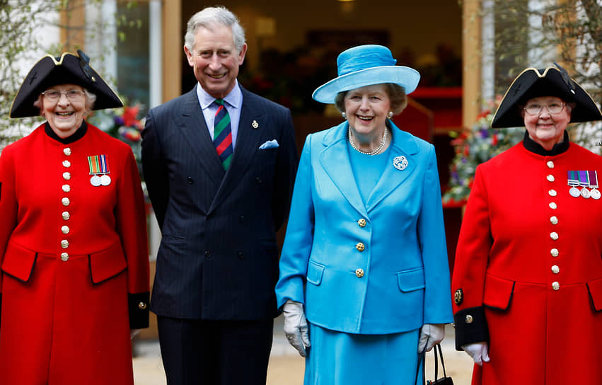 29 апреля 2011 года Тэтчер была приглашена на свадьбу принца Уильяма и Кэтрин Миддлтон, однако не присутствовала на церемонии из-за плохого самочувствия
&lt;br>На фото: Маргарет Тэтчер с принцем Уэльским Чарльзом  и двумя пенсионерками на открытии больницы в Лондоне