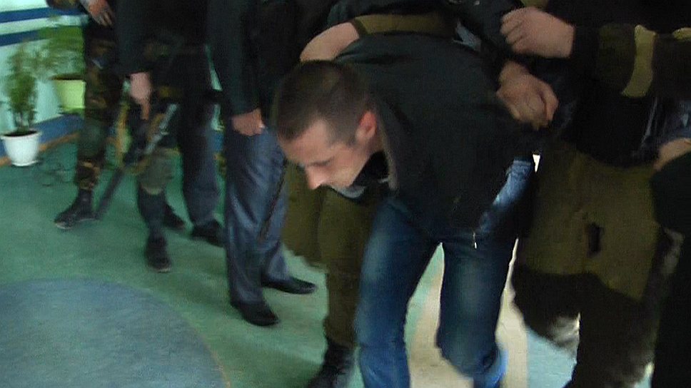 Задержание Александра Купцова (в центре)