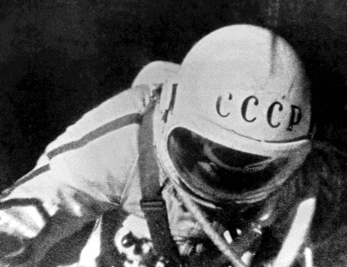 В тот же день Алексей Леонов впервые в истории космонавтики вышел в открытый космос. Он находился там в течение 12 минут 9 секунд
&lt;br>Алексей Леонов во время выхода в открытый космос с борта корабля «Восход-2»