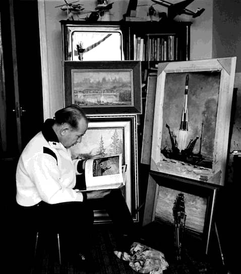 Хобби Алексей Леонова — рисование — стало его второй профессией. Он получил широкое признание как художник, его работы широко выставлялись и публиковались. Вместе с художником Андреем Соколовым они создали почтовые марки на космическую тему