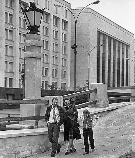 Сергей Юрский был дважды женат. Первой его супругой стала актриса Зинаида Шарко, однако они разошлись и актер женился на актрисе Наталье Теняковой (на фото). В 1973 году у них родилась дочь Дарья (на фото)