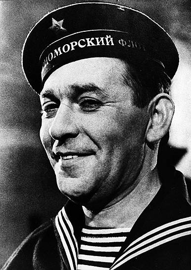 По словам Леонида Утесова, когда он принял решение взять псевдоним, «мысли вертелись около возвышенности», но «в Одессе уже был актер Скалов, был в Одессе и Горский, были и Горев, и Горин — чего только не было в Одессе». «Боже мой, — подумал я, — утесы, есть же еще утесы! Я стал вертеть это слово так и этак. Утесин? Не годится — в окончании есть что-то простоватое, мелкое, незначительное… Утесов? — мелькнуло у меня в голове… Да, да! Утесов! Именно Утесов!»