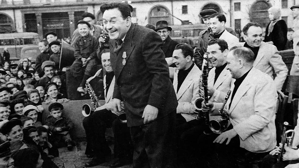 Леонид Утесов был и актером. Его программа «От трагедии до трапеции» включала в течение одного вечера проявление всех разновидностей актерского мастерства. Афиши гласили: «Палас-театр приглашает всех желающих на показательный синтетический вечер-спектакль Леонида Утесова. От трагедии до трапеции Утесов показывает все...». Представление начиналось в 20:00 и длилось до двух часов ночи